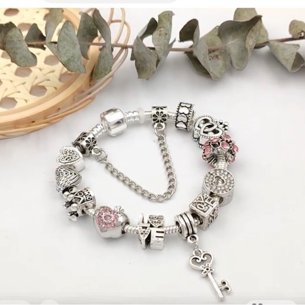 ❤️TRULY STUNNING SILVER BRACELET AND 11 BEAUTIFUL SILVER CHARMS & SAFETY CHAIN❤️
